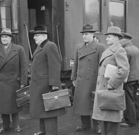 J.K.Paasikivi och Aarno Yrjö-Koskinen återvänder till Finland efter förhandlingar i Moskva. Museiverket. Fotograf: Pietinen Aarne, 1939.