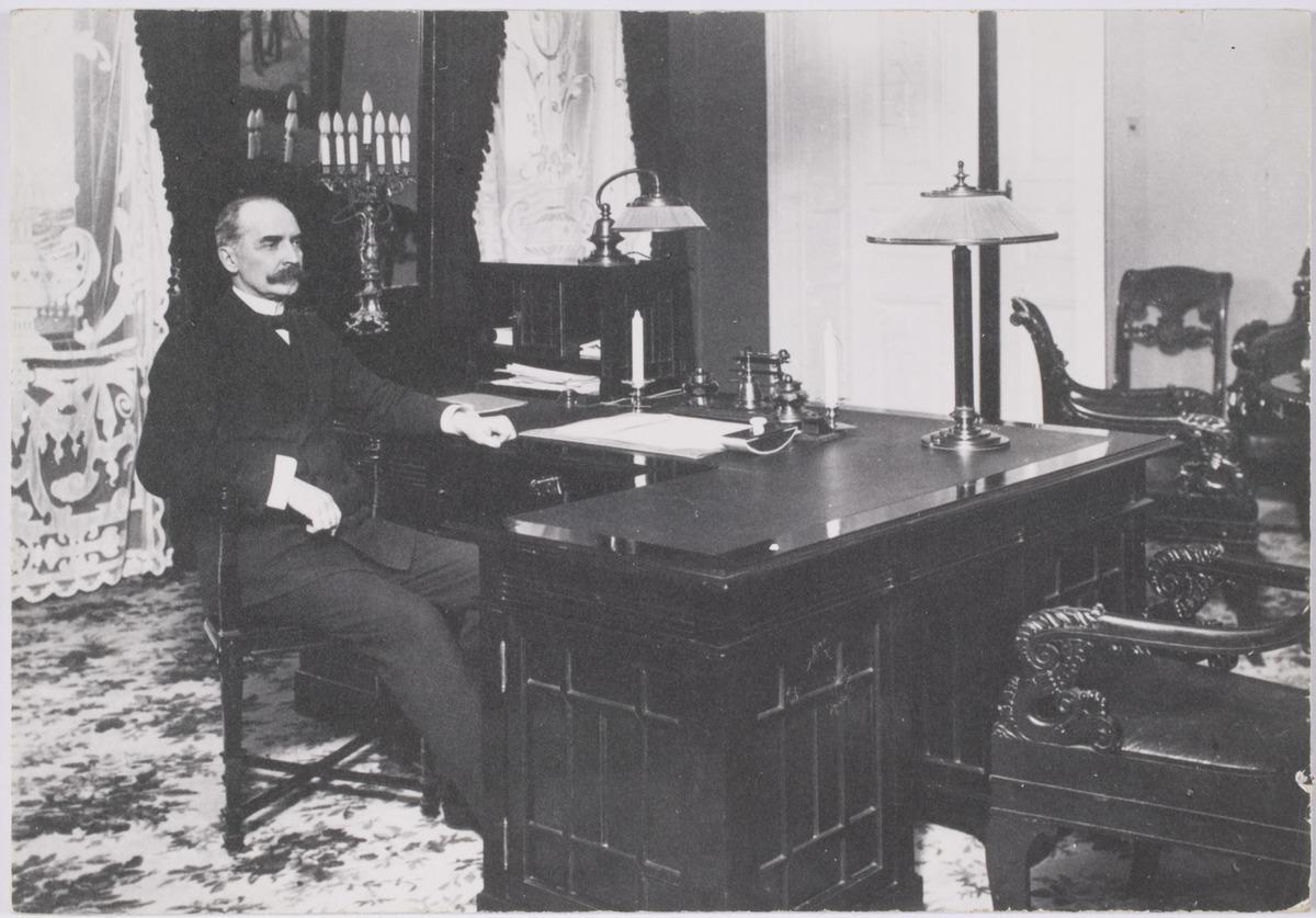 Presidentti K.J.Ståhlberg työhuoneessaan presidentinlinnassa. Kuvaaja: Eric Sundström/Museovirasto. 1919.